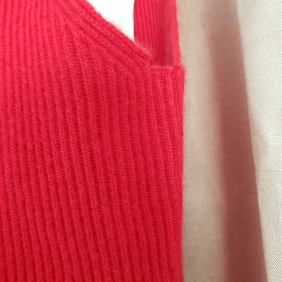 Bloomingdale's red rib knit sleeveless cashmere turtleneck sweater Women… - Picture 5 of 6